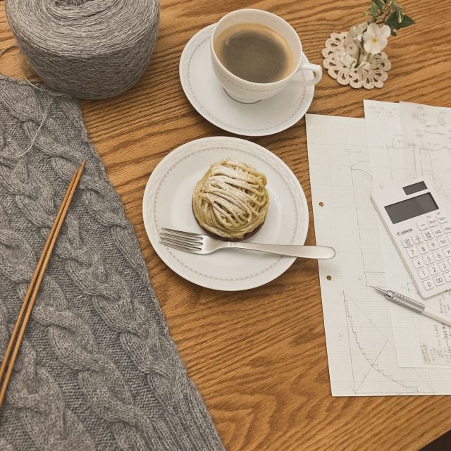 休日の午後、ぶらりとケーキを買いに行き、お家で編み物時間です。美味しいモンブラン、また買いに行きたいです。
身頃、袖と編めたので、衿の拾い目の計算をします。

#アングランパ  #埼玉スイーツ #手編み#編み物 
#編み物時間 #handknitting #ぼっち編み会