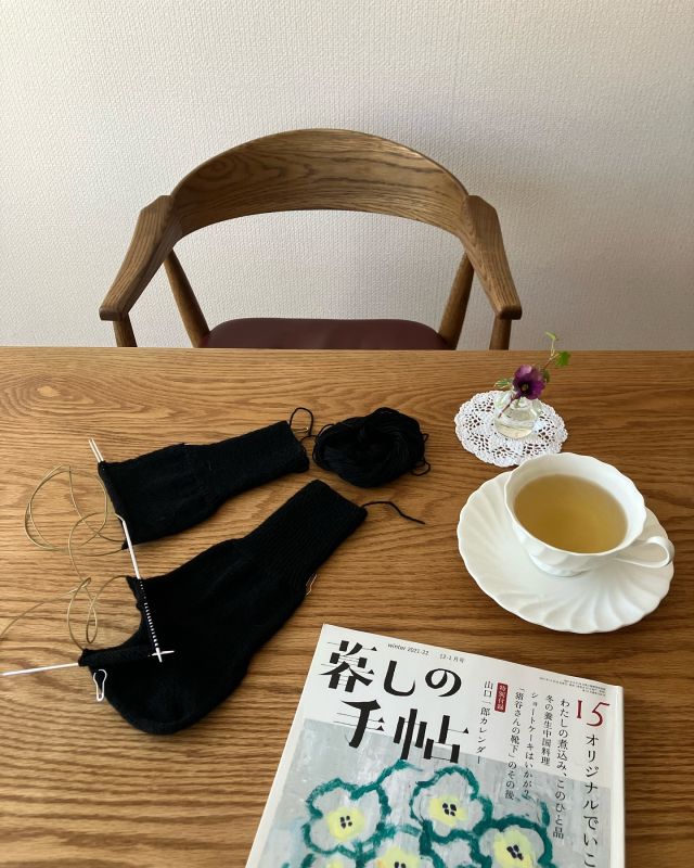 おはようございます。

完全保存版、大切な雑誌、暮らしの手帖社発行の『暮らしの手帖 winter 2021-22』に掲載の猪谷さんの靴下を、今年も編んでいます。何度編んでも感慨深く、素敵な靴下です。

きっと日々の暮らしの中で感じた些細なことや、小さな工夫の中にこそ、大切なものが詰まっているのだろう。

手編みの靴下愛好家の夫が「履き心地が良い」と絶賛。普段使いに中細程度の細めの糸で、目数を調整して編んでいます。

今日は、親子で初めて体験レッスンにお越しくださる方がいらっしゃいます。どうぞお気をつけてお越しください。
今週も日々、こぢんまりと開催いたします。皆様と編み物を通して、楽しい時間が過ごせたら嬉しいです。

#暮らしの手帖 #猪谷さんの靴下 #手編みの靴下 #編み物教室 #手編み #knitting #handmade #手仕事のある暮らし
