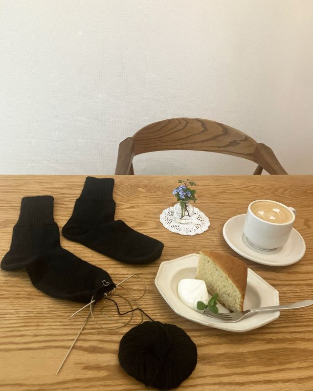 猪谷さんの靴下がまもなく編み上がります。
サイズを調整し、棒針0号で薄手に編み上げました。

仕事や家事の合間に少しずつ編むのが楽しかったです。
もう一足編みたいと思います。

子供たちへのおやつを作るのを口実に現実逃避をしつつ、米粉のバナナケーキを焼きました。我が家の定番おやつです。

さて、そろそろ現実に戻り、確定申告をしなければなりません…。終わったら、春らしいコットンの糸で何か編みたいです。あっ、夕食を作る時間ですね。

本日も編み物教室にお越しくださったお客様、誠にありがとうございました。明日もお待ちしております。

#編み物 と#食べ物 以外は #やりたくない 
#でも #頑張って #やります #猪谷さんの靴下 #編み物だいすき #knitting #編み物時間 #knittingtime
